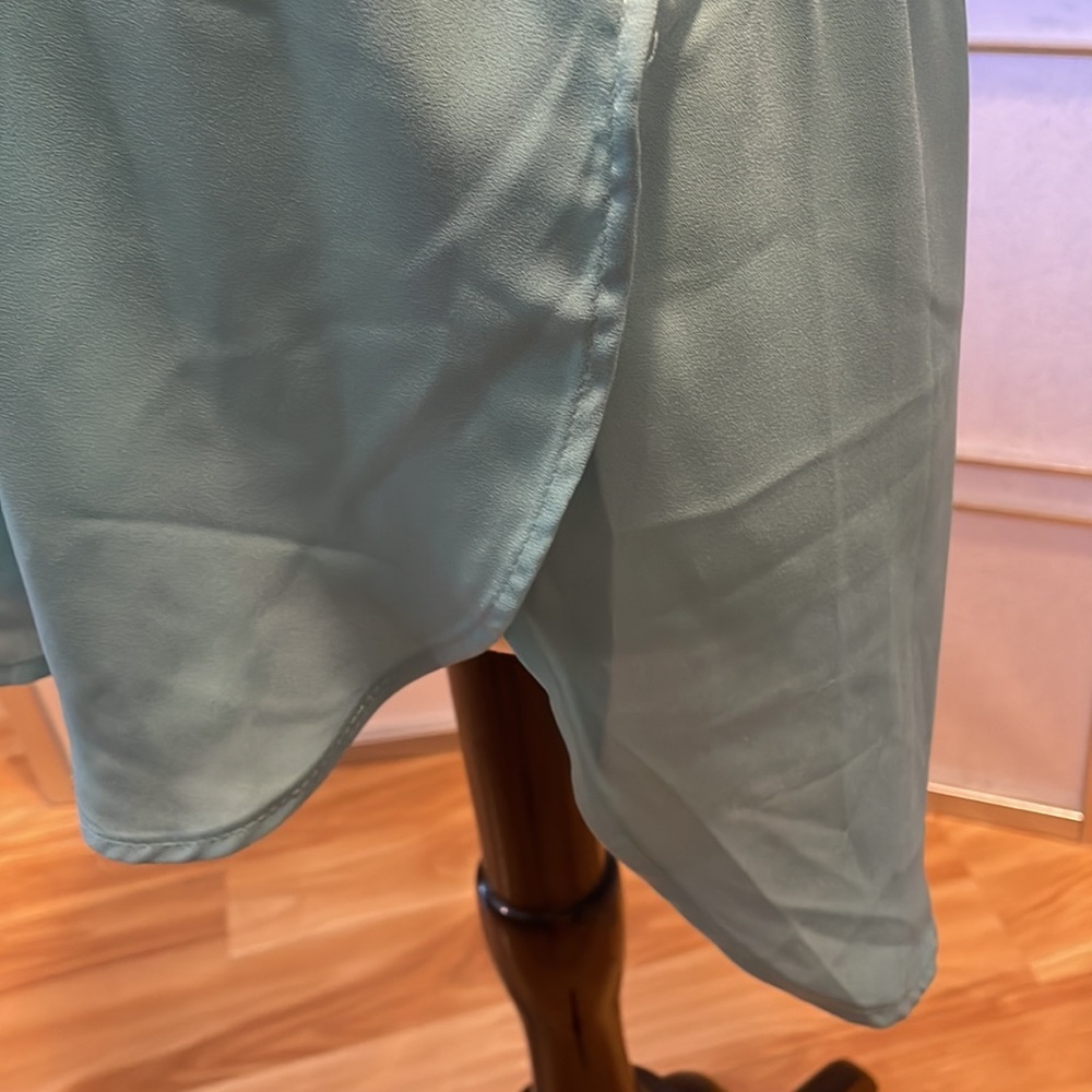 * Premise Sea Foam Green Short Sleeved Blouse V-neck High/Low Size M NWT - Picture 2 of 5